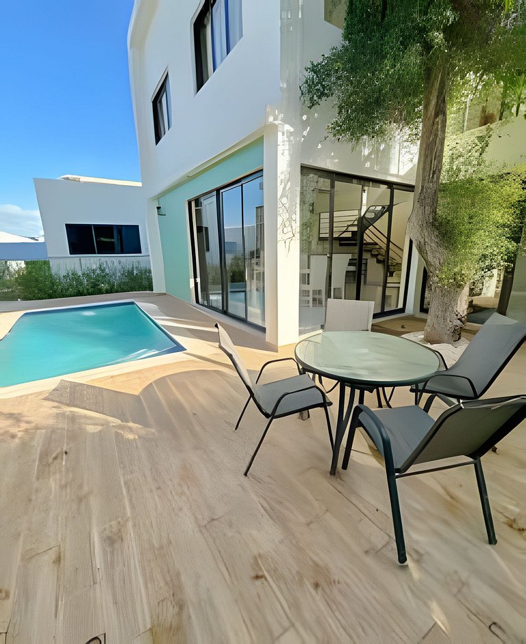 Villa with private pool! Close to the city center