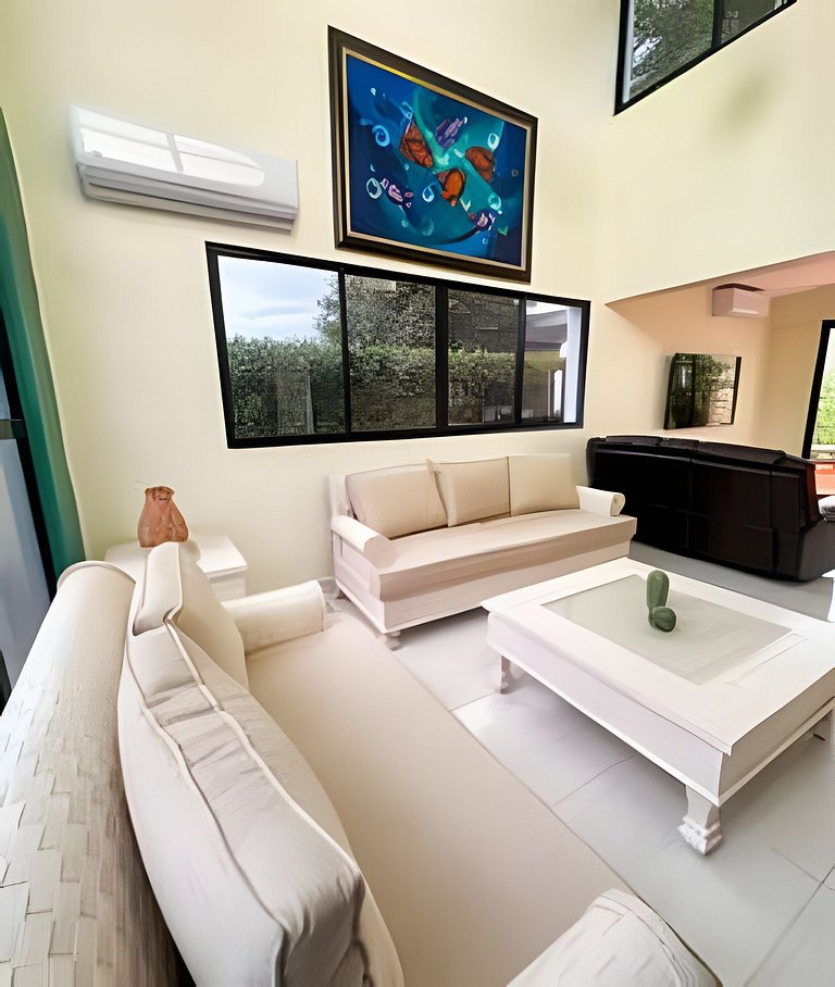 Villa with private pool! Close to the city center