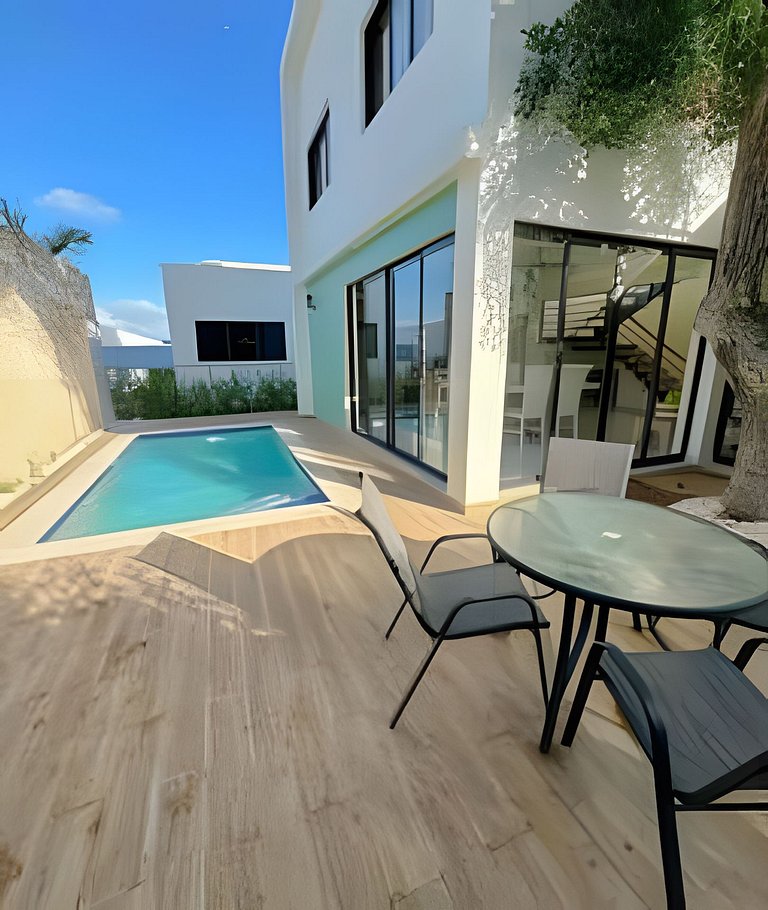 Villa with private pool! Close to the city center